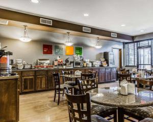 um restaurante com mesas e cadeiras e um balcão em Comfort Inn and Suites Near Lake Guntersville em Scottsboro