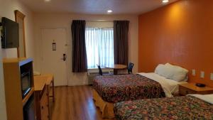 Habitación de hotel con 2 camas y TV en Rodeway Inn Alameda-Oakland, en Alameda