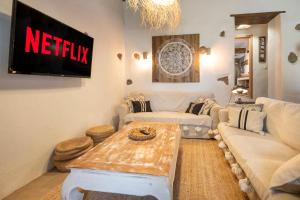 a living room with a couch and a tv at El Pino Centenario 8 in La Orotava