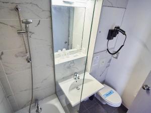Koupelna v ubytování Kyriad Direct Bron Lyon Eurexpo + 18 fotografií