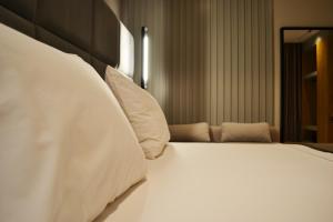 Rúm í herbergi á ArtNest Luxury Hotel & Suites