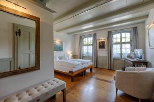 Postel nebo postele na pokoji v ubytování Romantik Hotel Bären Dürrenroth + 30 fotografií