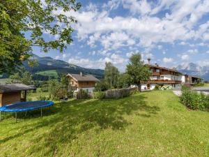 podwórko z placem zabaw i domem w obiekcie Blattlhof w mieście Sankt Johann in Tirol