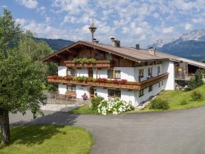 dom z kwiatami na boku w obiekcie Blattlhof w mieście Sankt Johann in Tirol