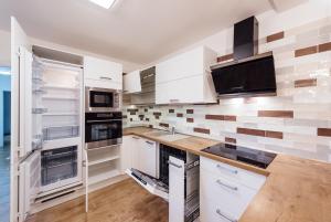 Kuchyňa alebo kuchynka v ubytovaní Apartmán Pod borovicí
