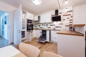 Kuchyňa alebo kuchynka v ubytovaní Apartmán Pod borovicí