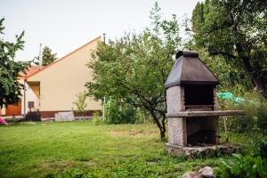 Vonkajšia záhrada v ubytovaní Apartmán Pod borovicí