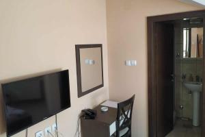 A television and/or entertainment centre at Restoran Filipovic