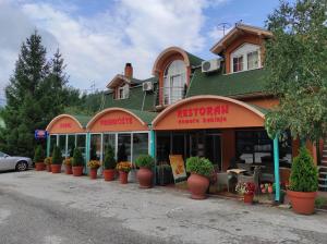 una tienda con macetas delante de un edificio en Restoran Filipovic en Nova Varoš