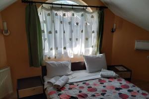 A bed or beds in a room at Restoran Filipovic