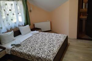 A bed or beds in a room at Restoran Filipovic