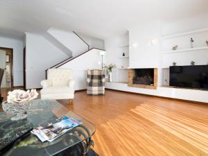 een woonkamer met een tafel en een open haard bij Apartment Bernia Golf by Interhome in Altea