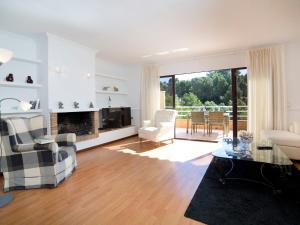 een woonkamer met een bank en een open haard bij Apartment Bernia Golf by Interhome in Altea
