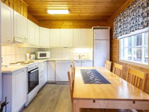 A kitchen or kitchenette at Holiday Home Levirakka e10
