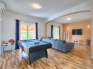 TV a/nebo společenská místnost v ubytování Holiday Home Melian by Interhome