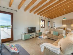 een woonkamer met een bank en een televisie bij Holiday Home Son Vivot by Interhome in Inca