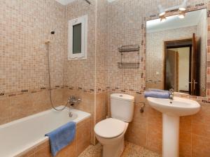 Koupelna v ubytování Apartment Rodes II by Interhome