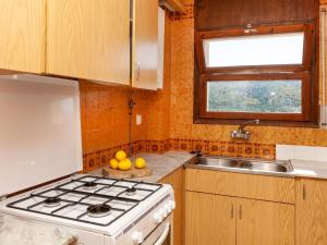 Kuchyň nebo kuchyňský kout v ubytování Apartment Rodes II by Interhome