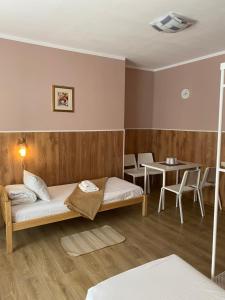 Cette chambre comprend un lit, une table et des chaises. dans l'établissement City Westa Hotel, à Riga