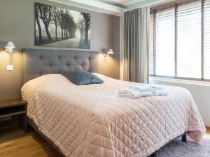 une chambre avec un lit avec deux serviettes dessus dans l'établissement Holiday Home Tahko spa suites orange b 1 by Interhome, à Tahkovuori