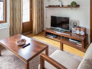 ein Wohnzimmer mit Fernseher und Couchtisch in der Unterkunft Holiday Home Ylläs chalets 2207 by Interhome in Ylläsjärvi
