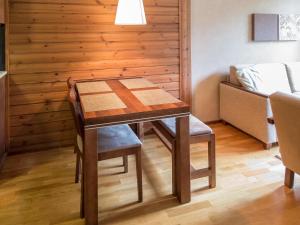 einen Esstisch mit 2 Stühlen und einem Bett in der Unterkunft Holiday Home Ylläs chalets 2207 by Interhome in Ylläsjärvi