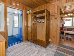 Cette chambre est dotée d'un mur en bois et d'une porte. dans l'établissement Holiday Home Purola by Interhome, à Polvijärvi 27 autres photos