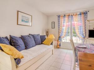 TV a/nebo společenská místnost v ubytování Holiday Home Les Hautes Folies-7 by Interhome