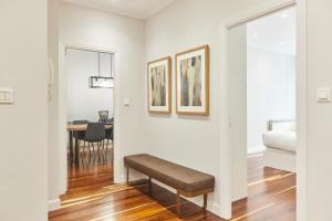Pokój z ławką i jadalnią w obiekcie San Martin apartment by Basque Homes w mieście San Sebastián