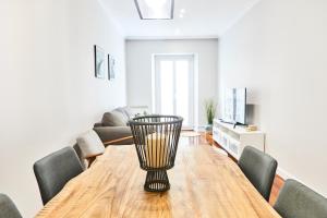 salon z drewnianym stołem i krzesłami w obiekcie San Martin apartment by Basque Homes w mieście San Sebastián
