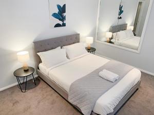 Кровать или кровати в номере City Center - Comfortable 2-Bedroom Apartment