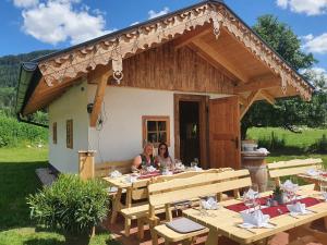 A restaurant or other place to eat at Ferienhof Kasparbauer