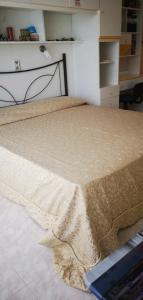 1 dormitorio con 1 cama con manta en el suelo en Capitan Shonny, en Portoscuso