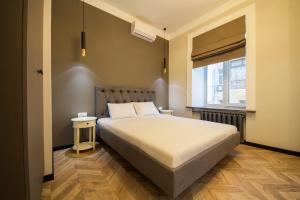 a bedroom with a large bed and a window at Idea Design Apart-Hotel Maidan in Kyiv