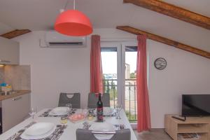 TV a/nebo společenská místnost v ubytování Apartmani Mario