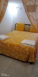 チェーリエ・メッサーピカにあるCasa Jennyのベッドルーム1室(黄色い毛布付きのベッド1台付)