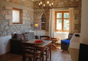 een woonkamer met een tafel en een bank bij ORATO VILLAGE in Pyrgos