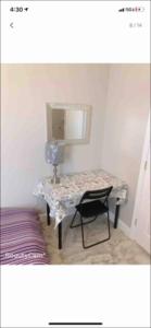 ボルチモアにあるbeautiful bedroom at central Baltimoreのテーブル、椅子、鏡付