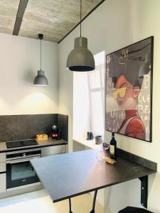 een keuken met een tafel en een schilderij aan de muur bij 5 Star Apartments - Luxury & Comfort in Jelenia Góra