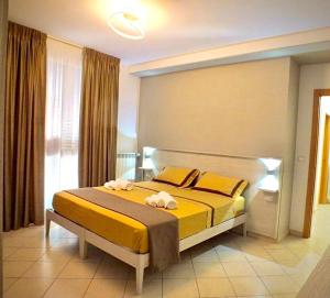 1 dormitorio con 1 cama con 2 toallas en L’Arca - Bed & Breakfast in Lucera Centro en Lucera