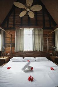 A bed or beds in a room at La Digue Emerald Villa