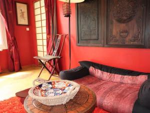 Holiday Home Pavillon Asiatique by Interhome في لوكتودي: غرفة معيشة مع أريكة وطاولة
