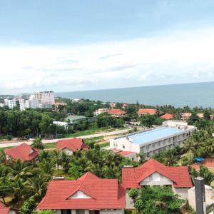 Sen Hotel Phu Quoc في فو كووك: اطلالة جوية على المنتجع والمحيط