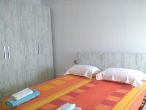 ein Schlafzimmer mit einem Bett mit zwei Handtüchern darauf in der Unterkunft Lindita's Seaview Apartment 2 in Vlorë