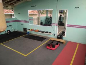 an overhead view of a gym with a mirror at Casa 2 dorm em Botucatu próx unesp in Botucatu