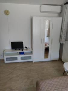 a living room with a tv on a table at Anita studio 3 Apartment in Mali Lošinj