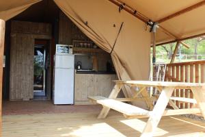 Foto dalla galleria di Glamping Lac du Causse a Lissac-sur-Couze