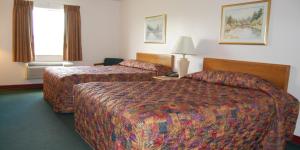 pokój hotelowy z 2 łóżkami i oknem w obiekcie Country Haven Inn w mieście Hillsboro