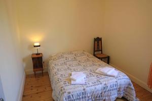 - une chambre avec un lit et 2 serviettes dans l'établissement Suite avec vue panoramique sur la Truyère, à Entraygues-sur-Truyère