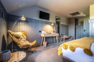 a bedroom with a bed and a desk and a sink at The Three Blackbirds in Stetchworth